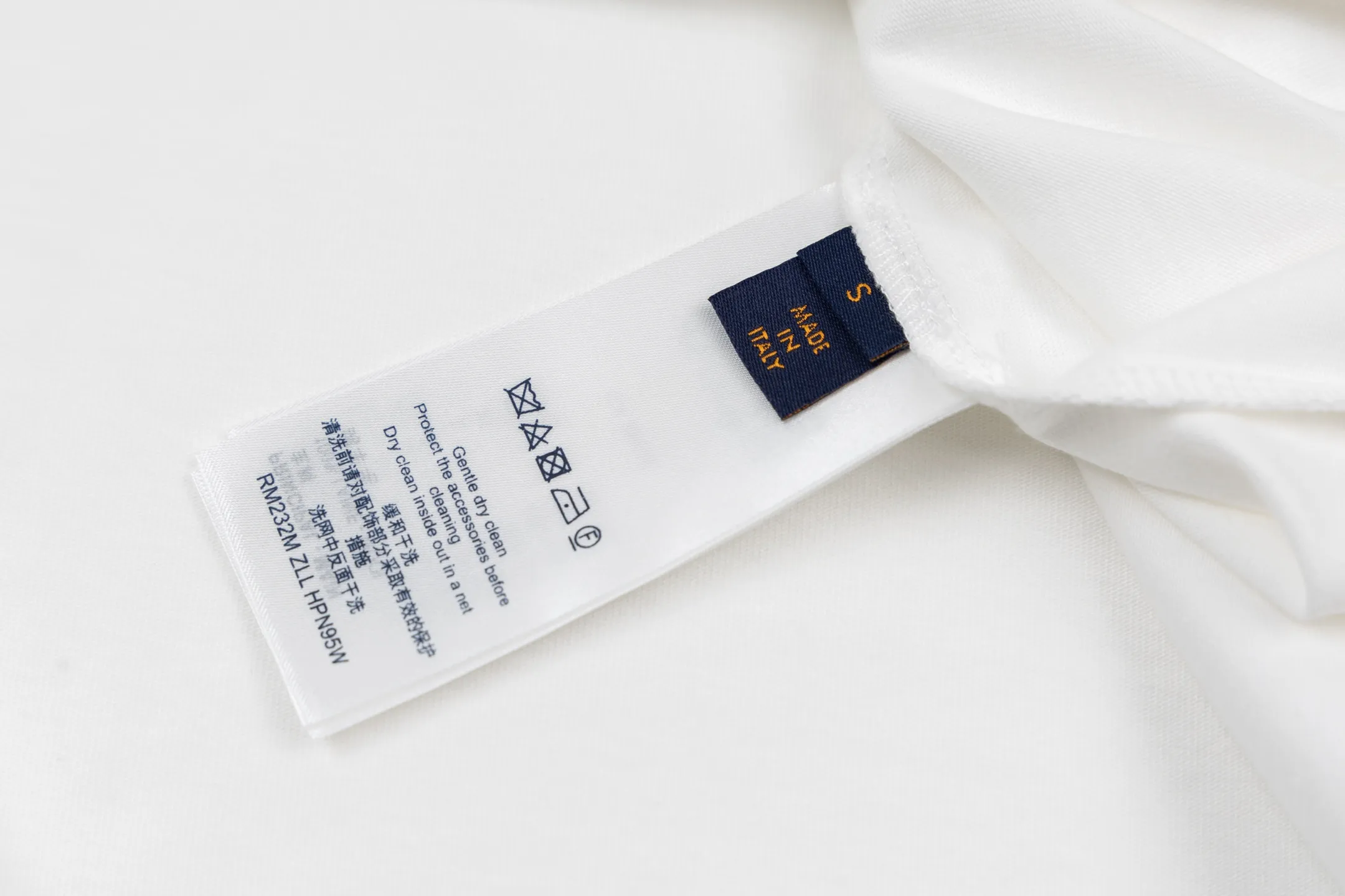 🅿️300 1v SKI ski series velvet jacquard foam short sleeves. The fabric is made of 15S 230g fine cotton plain fabric, and the rib is made of 32S 380g double yarn rib. This T-shirt is made of elegant cotton with a richly textured velvet 1V pattern on the front, depicting rock peaks, snowfields and forest scenes. The crack effect simulates a forest path, and the 1V logo is implicitly embellished in the center. The avant-garde and elegant shape embodies the casual style of winter. The base is made of 15-count combed cotton jersey fabric, with a weight of 230g/㎡, giving it a flexible texture and excellent morphological stability. Short lint impurities are removed through the combing process to ensure the smoothness of the cloth surface and yarn strength. Combined with high-density weaving, the fabric has a delicate and smooth texture, providing an ideal canvas for subsequent complex printing. The surface of the fabric is smooth and delicate, and the texture is tight. The fabric has good softness and comfort, stable breathability, and can keep the body dry. The pattern is realized through overprinting of more than six colors of velvet slurry. In the gradient transition between rock peaks, snowfields and forests, by adjusting the density of velvet powder and the thickness of the slurry, a micro-three-dimensional suede surface drop of 0.2-0.5mm is formed. The snow peak area uses high-reflective velvet pulp to create a cold texture, and the forest part uses dark thick slurry accumulation to simulate vegetation levels. The crack effect uses the slurry blanking technique to tear out a visual channel to the base fabric in the suede matrix. Size:XS-S-M-L